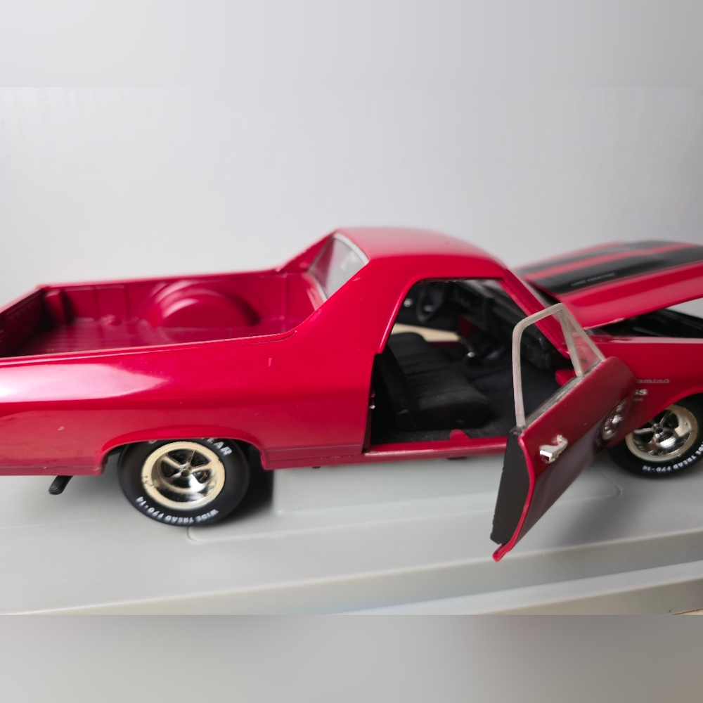 American Muscle '70 El Camino SS454 Model Car - Picture 12 of 16